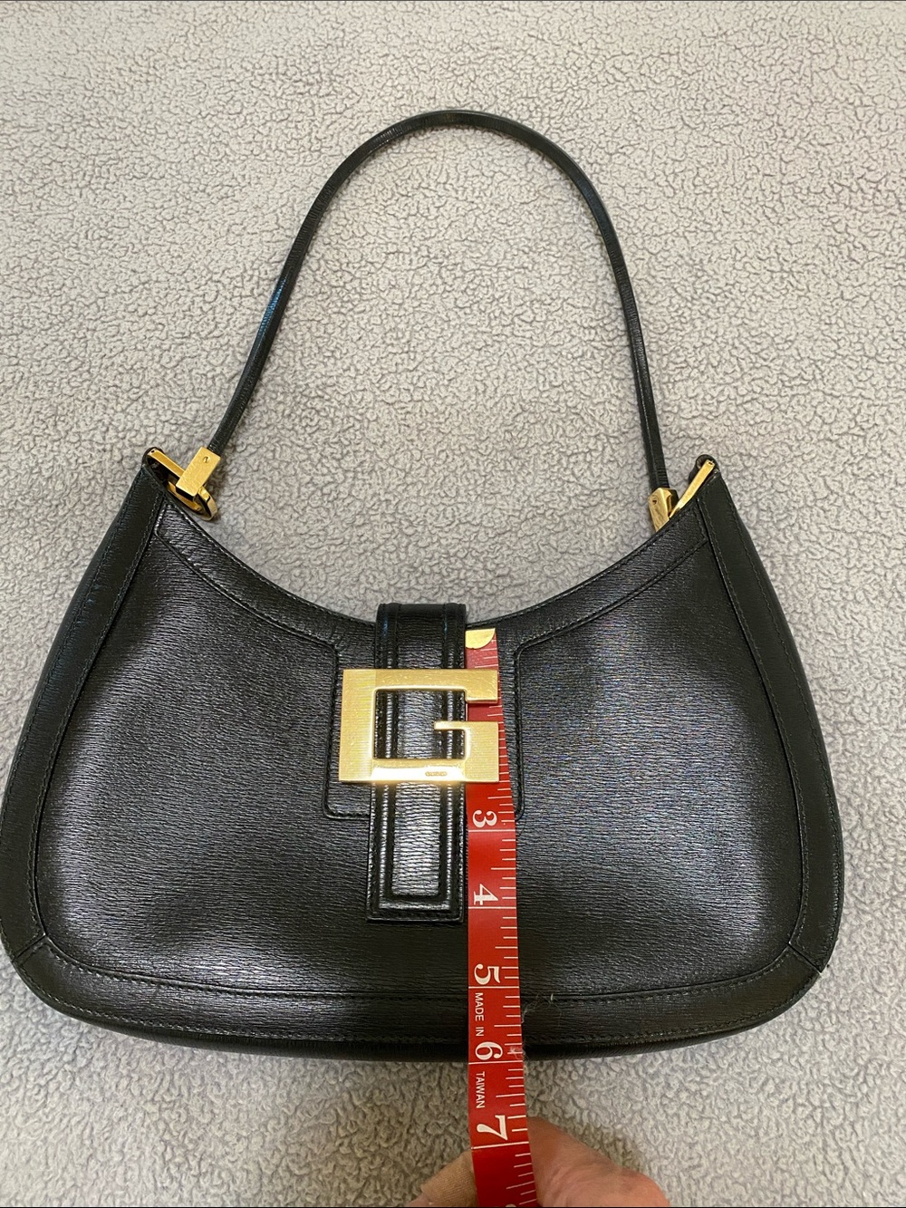 Gucci Black Leather Shoulder Bag with Gold G Buckle - Picture 14 of 15